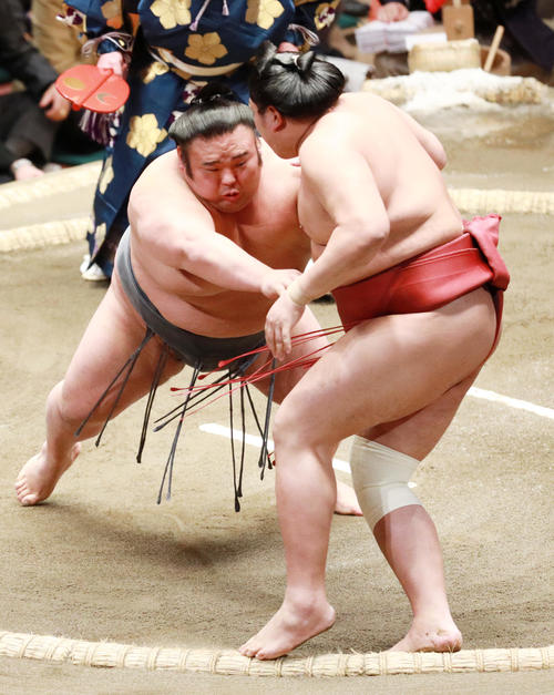 阿炎（右）を押し出しで破る貴景勝（撮影・中島郁夫）