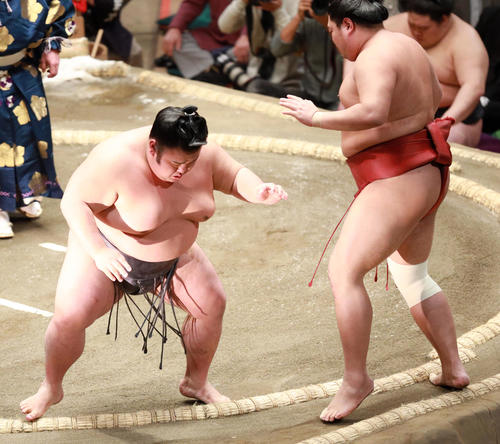 阿炎（右）を押し出しで破る貴景勝（撮影・中島郁夫）