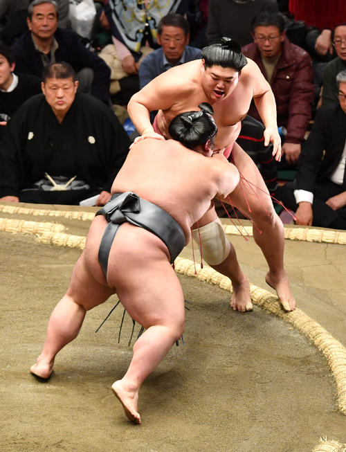貴景勝（手前）は阿炎を押し出しで破る（撮影・柴田隆二）