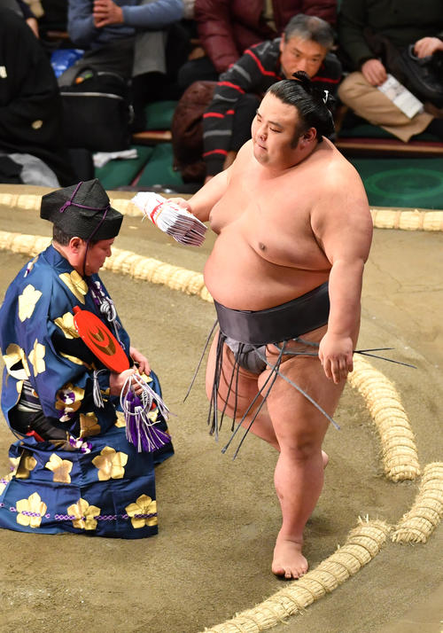 貴景勝は阿炎を押し出しで破り懸賞金を受け取る（撮影・柴田隆二）
