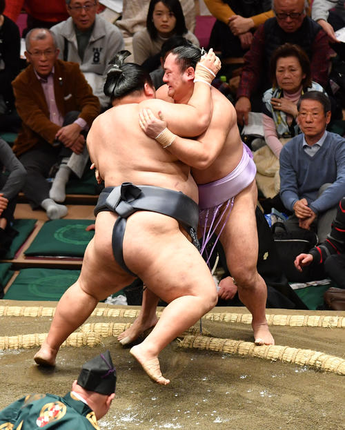 徳勝龍（手前）は琴恵光を寄り切りで破る（撮影・柴田隆二）