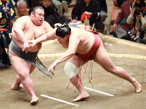 阿炎（右）をいなす貴景勝（撮影・中島郁夫）