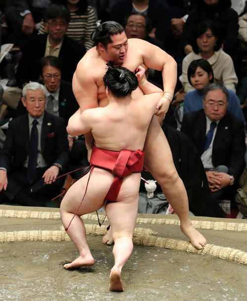 炎鵬（手前）に押し出しで敗れる遠藤（撮影・鈴木正人）