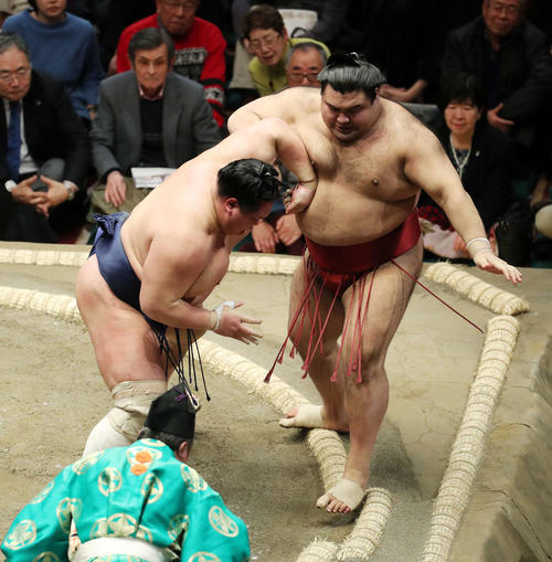 高安（右）を押し出しで破る北勝富士（撮影・鈴木正人）
