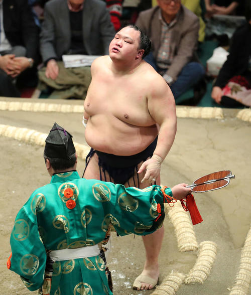 高安を押し出しで破った北勝富士（撮影・鈴木正人）