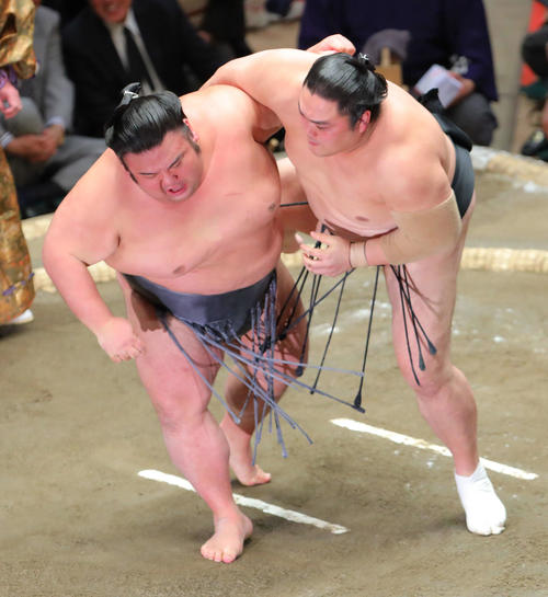 隠岐の海（右）の攻めに耐える貴景勝（撮影・河田真司）
