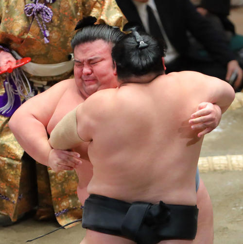 隠岐の海（右）を攻める貴景勝（撮影・河田真司）