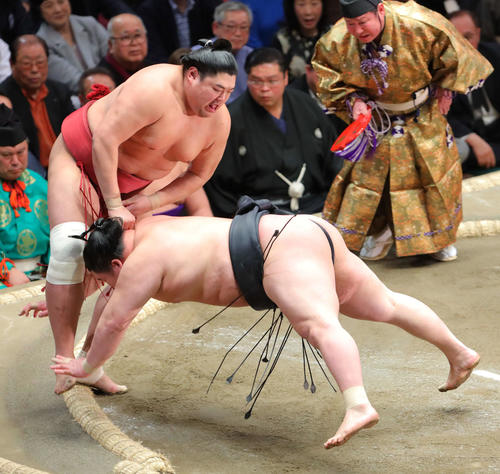 豪栄道（右）をはたき込みで破る阿炎（撮影・河田真司）