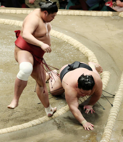 豪栄道（右）をはたき込みで破る阿炎（撮影・鈴木正人）