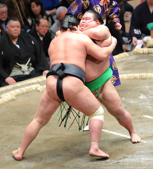東龍（左）を攻める千代丸（撮影・河田真司）