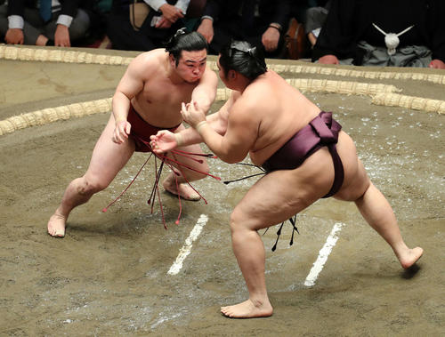 遠藤（右）を激しく攻める炎鵬（撮影・鈴木正人）
