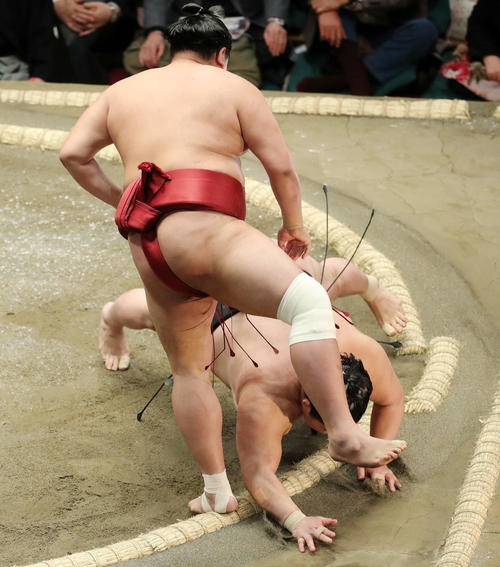 豪栄道（後方）をはたき込みで破る阿炎（撮影・鈴木正人）