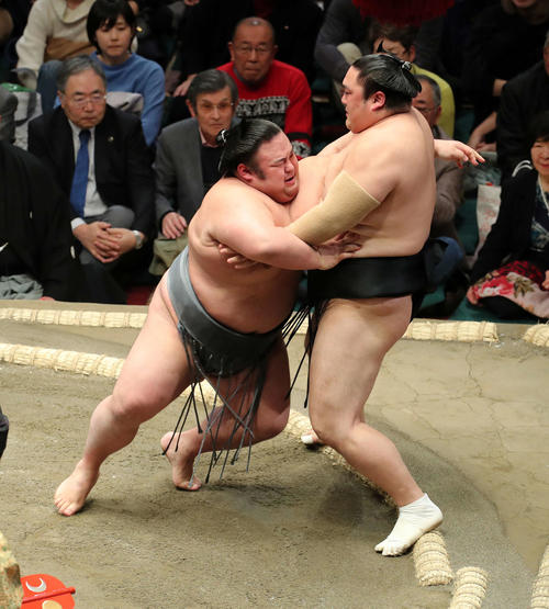 隠岐の海（右）を寄り切りで破る貴景勝（撮影・鈴木正人）