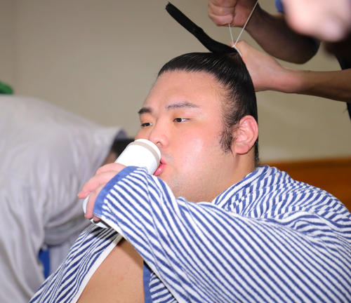 支度部屋で水分補給をする貴景勝（撮影・河田真司）