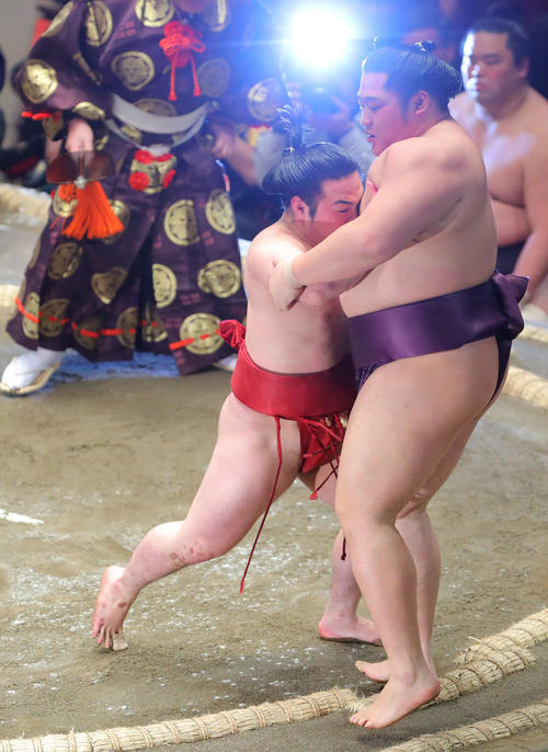 遠藤（右）を押し出しで破る炎鵬（撮影・河田真司）