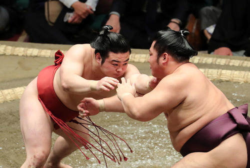 遠藤（右）を激しく攻める炎鵬（撮影・鈴木正人）