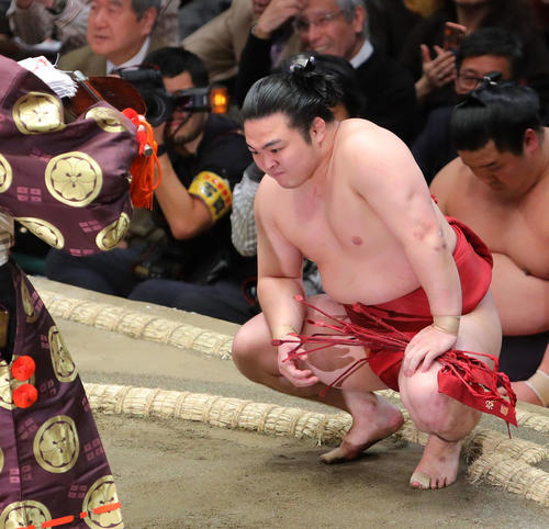 遠藤を破り勝ち名乗りを受ける炎鵬（撮影・河田真司）