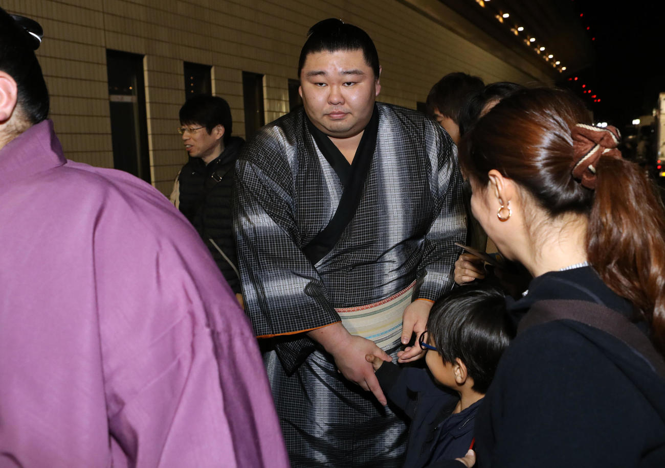 ファンに囲まれながら引き揚げる正代（撮影・狩俣裕三）