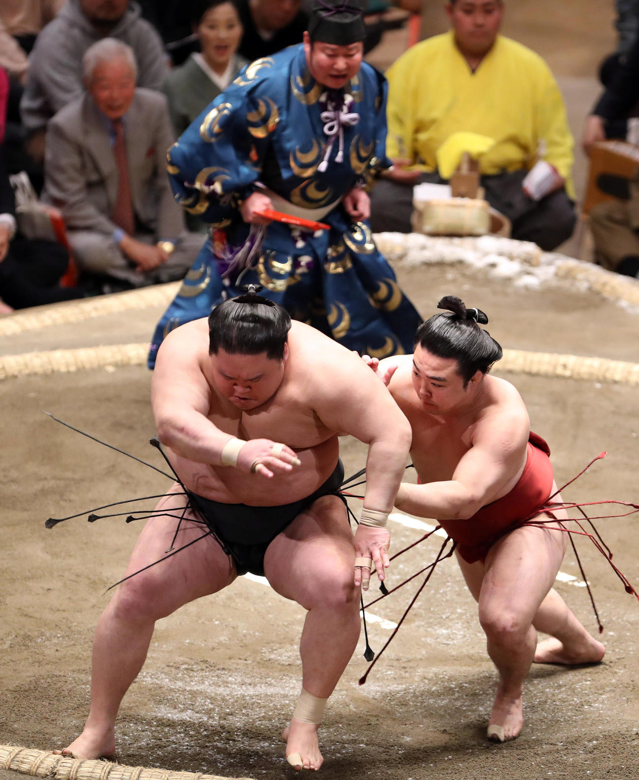 豪栄道（左）を押し出しで破る炎鵬（撮影・狩俣裕三）