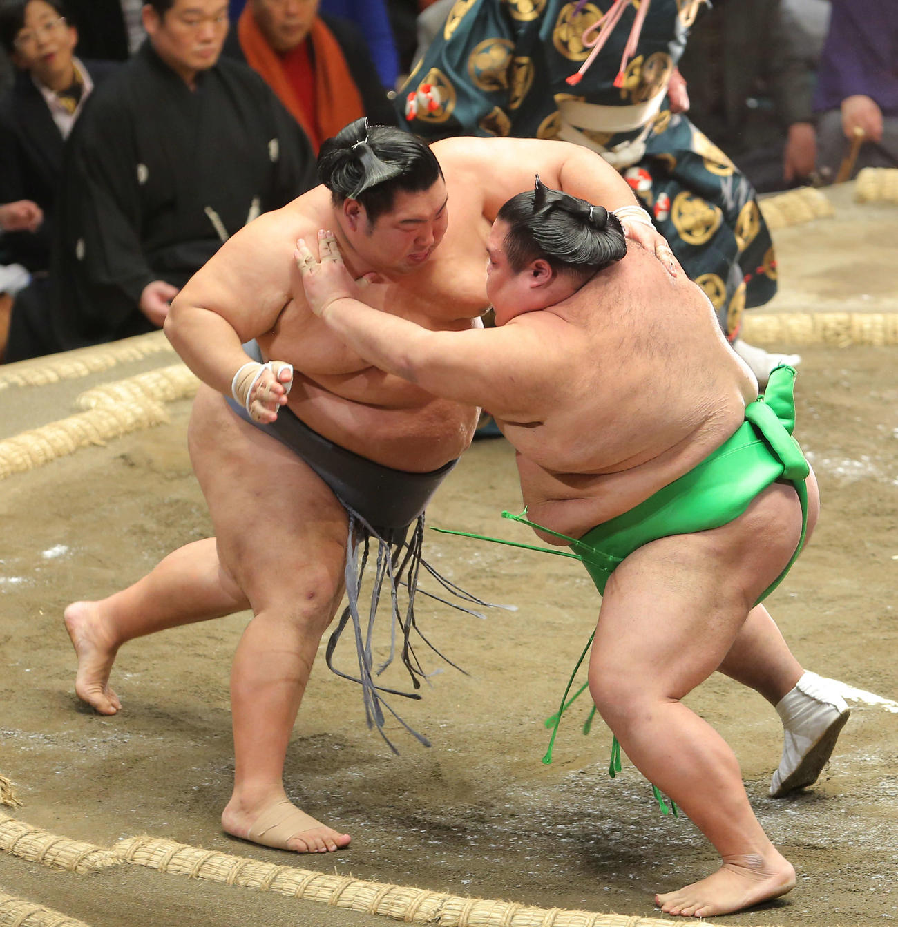 千代丸（右）を攻める徳勝龍（撮影・河田真司）