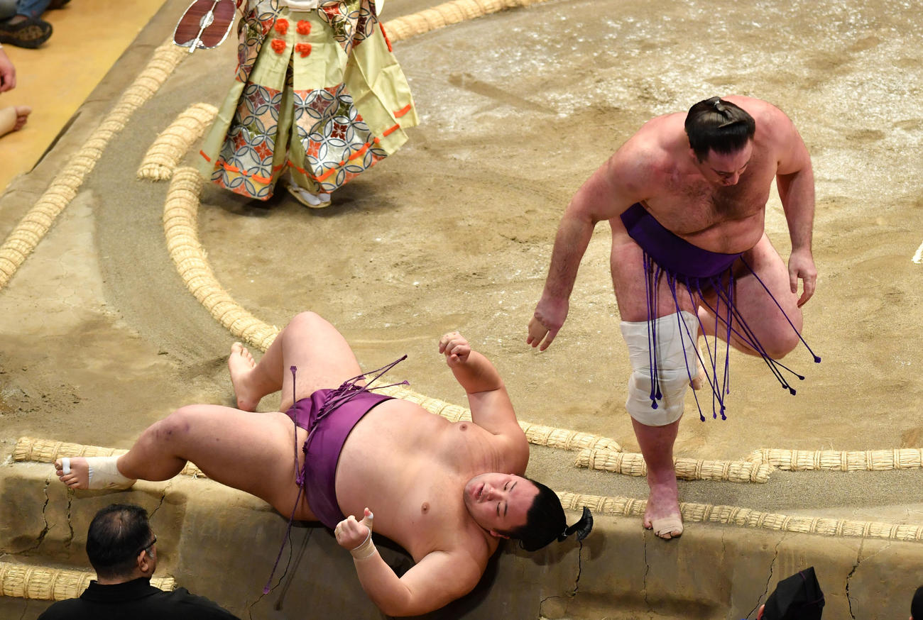 栃ノ心（右）は朝乃山を下手投げで破る（撮影・柴田隆二）
