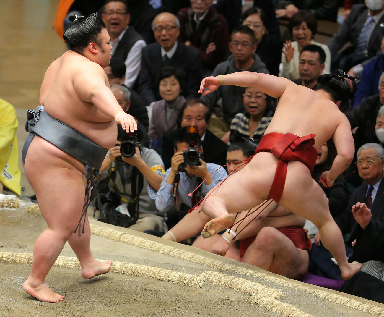 炎鵬（右）を押し出しで下す貴景勝（撮影・河田真司）