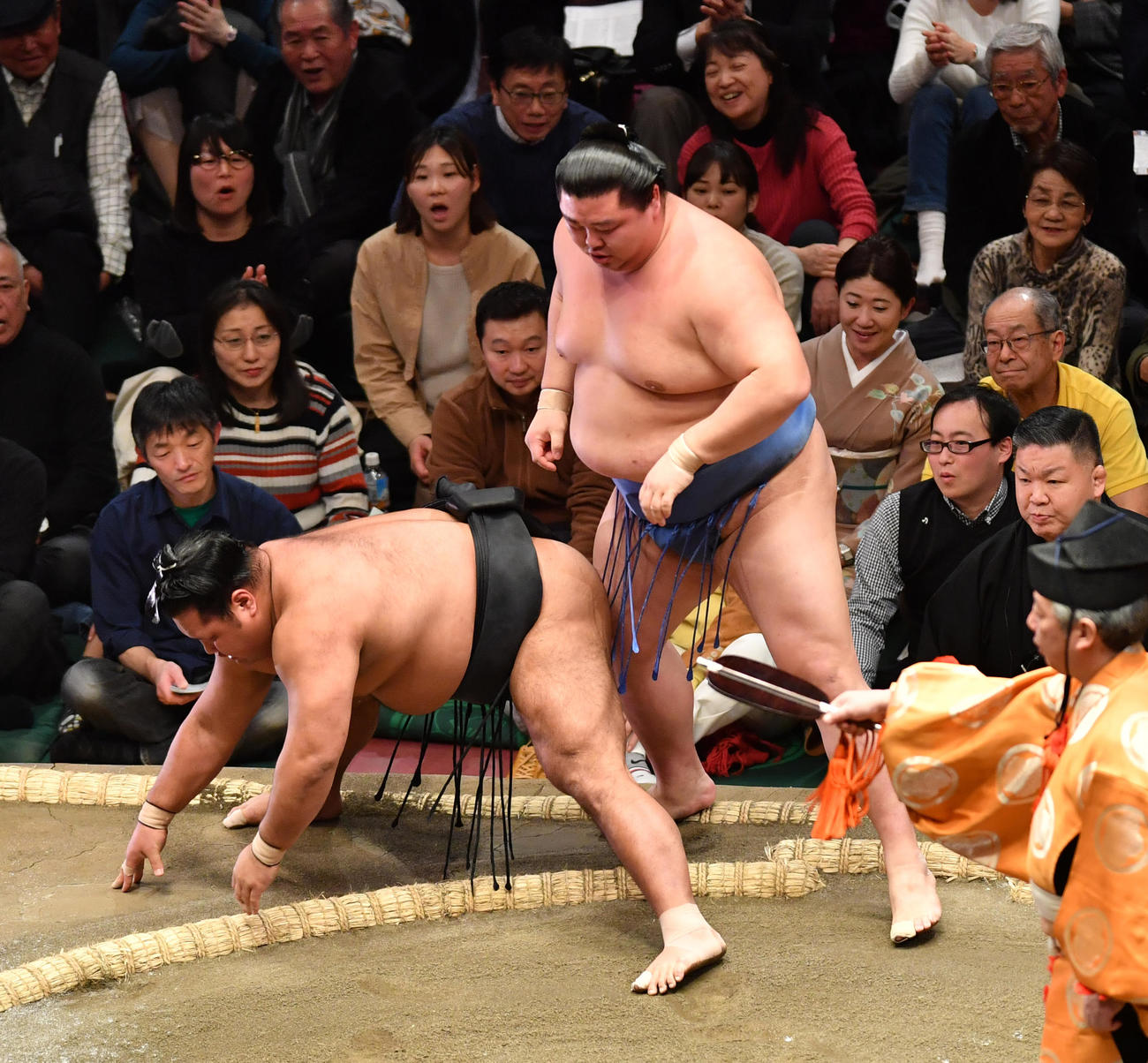 正代（右）は松鳳山を寄り切りで破る（撮影・柴田隆二）
