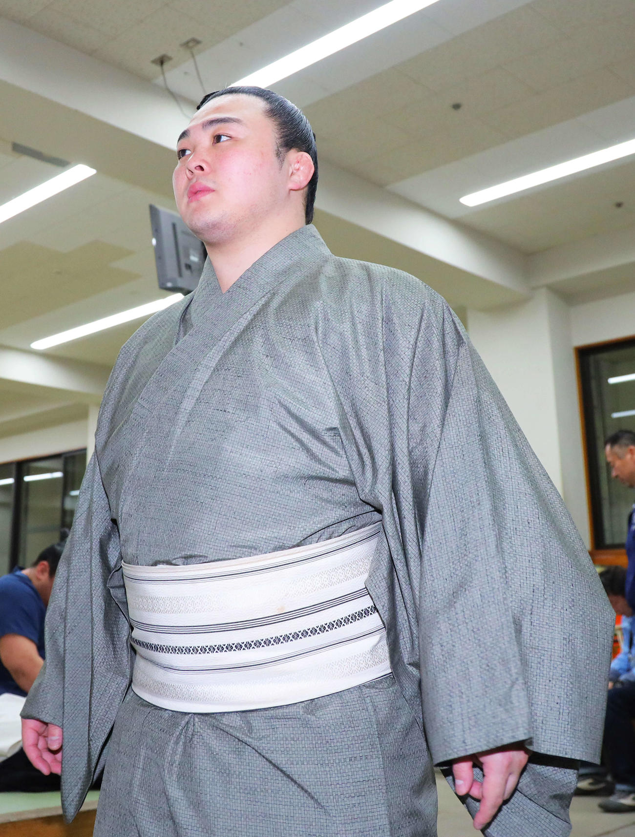 支度部屋から引き揚げる炎鵬（撮影・河田真司）