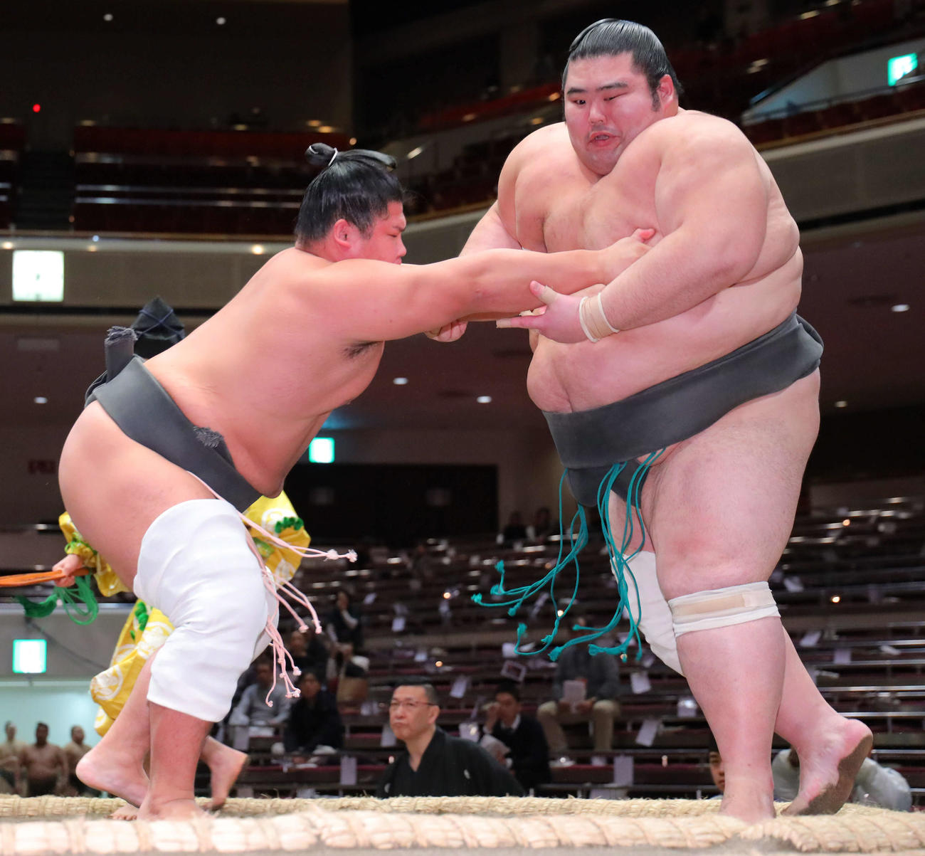 高麗の国（右）を押し出しで破る宇良（撮影・河田真司）