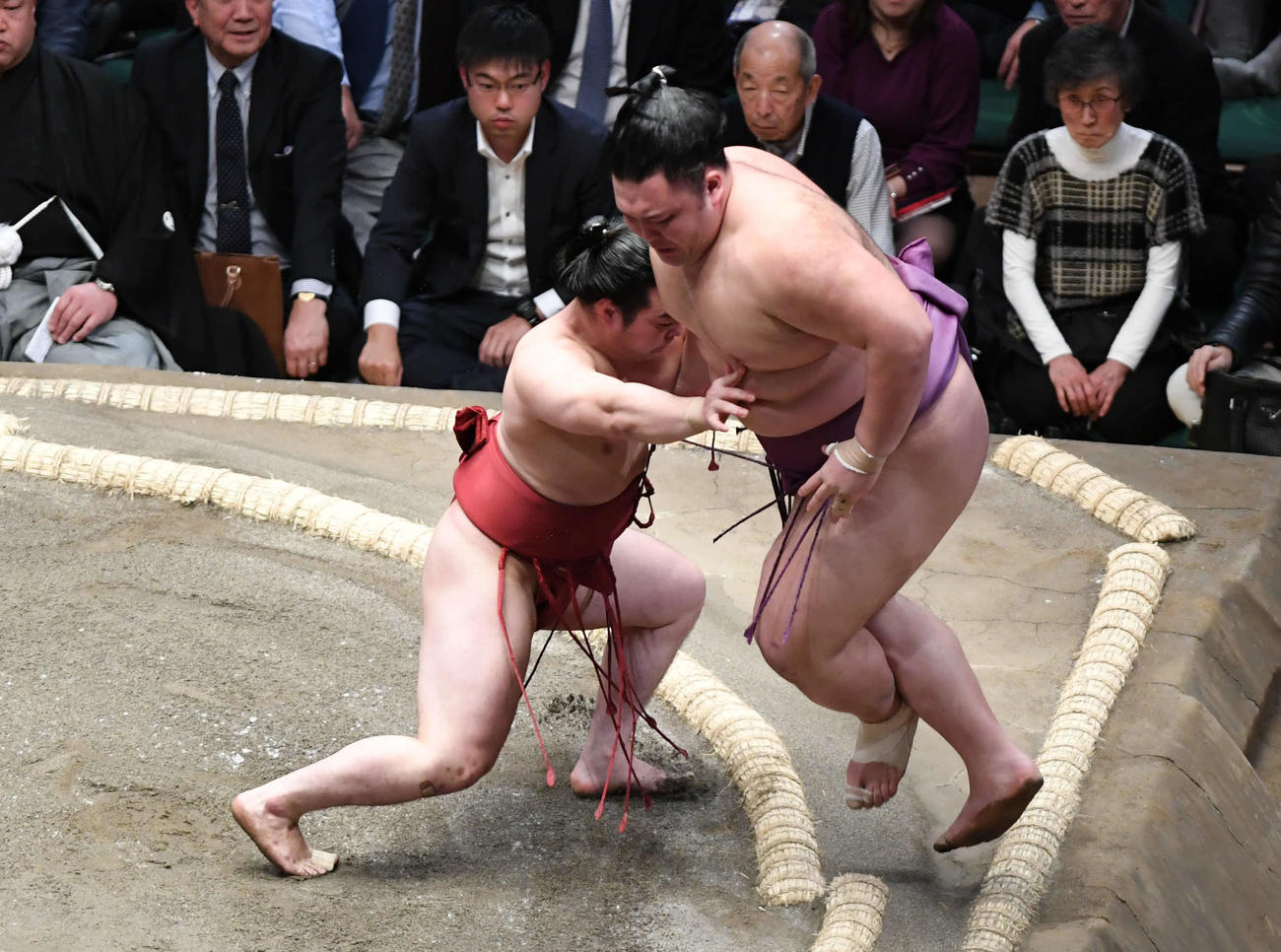 炎鵬（左）は朝乃山を押し出しで破る（撮影・山崎安昭）