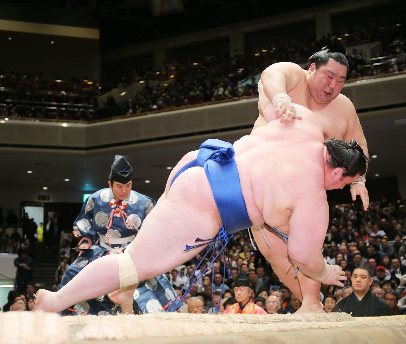 碧山（手前）を突き落としで破る徳勝龍（撮影・河田真司）