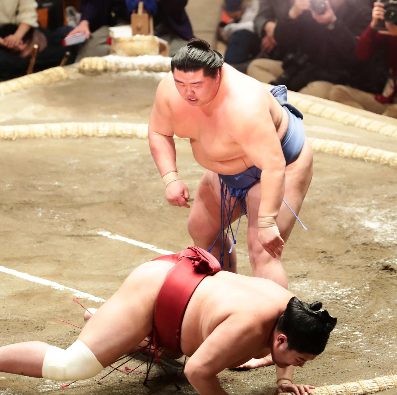 阿炎を突き落としで破った正代（右）（撮影・丹羽敏通）