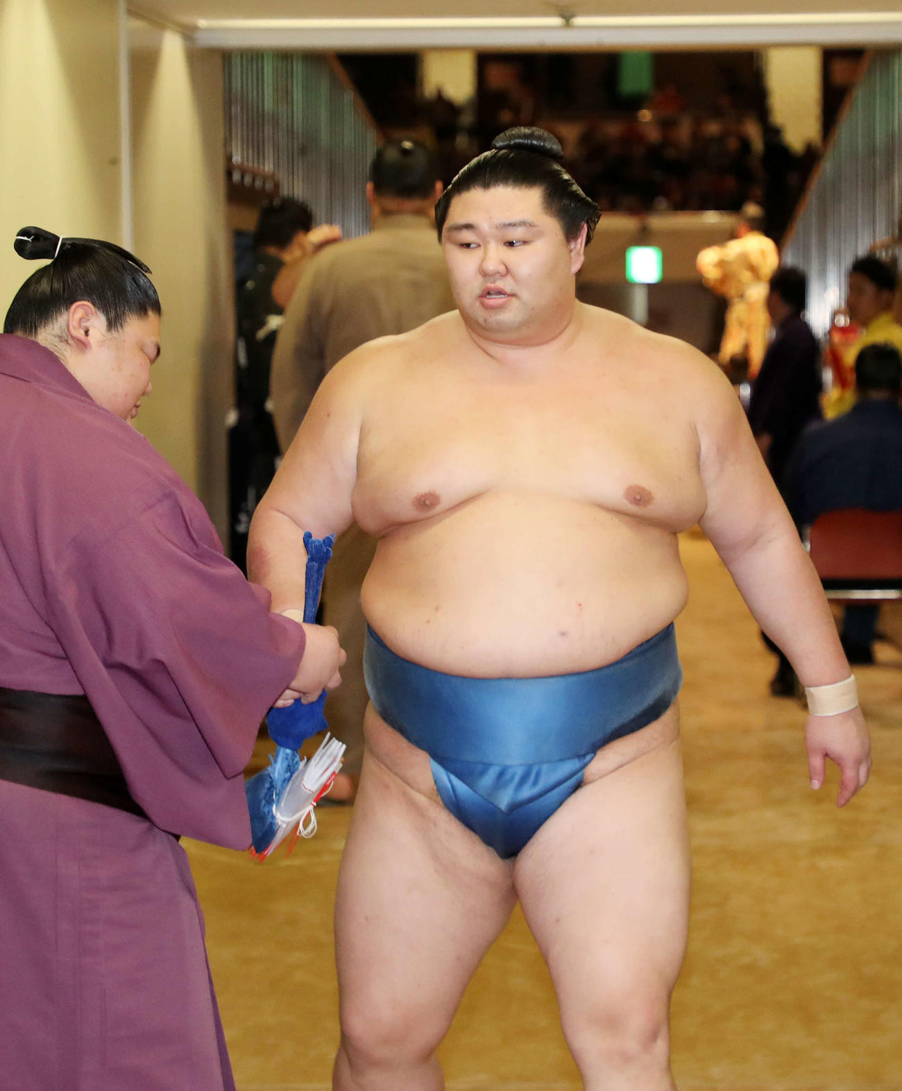 支度部屋に引き揚げる正代（撮影・鈴木正人）
