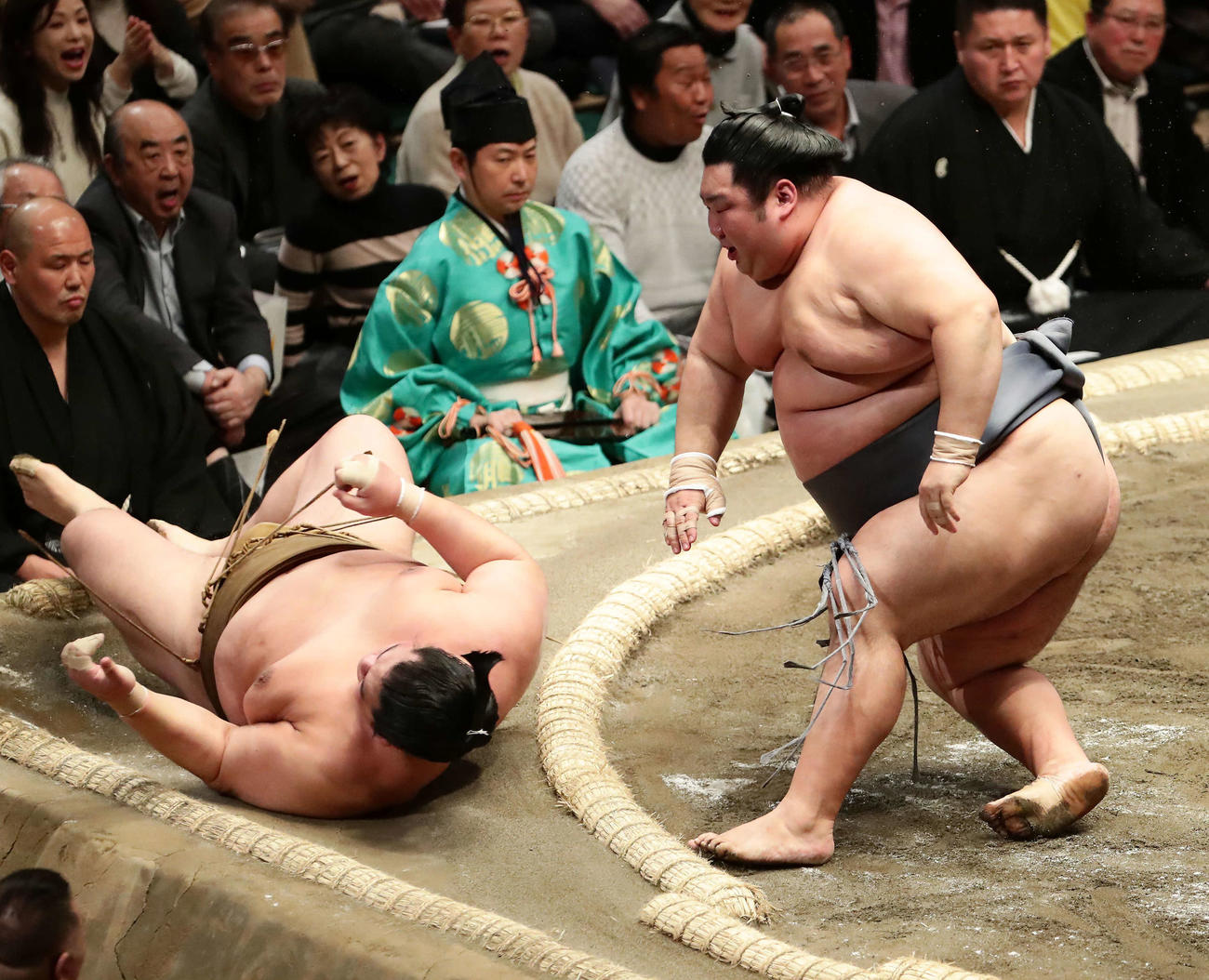 輝を突き落としで破って1敗を守った徳勝龍（右）（撮影・丹羽敏通）