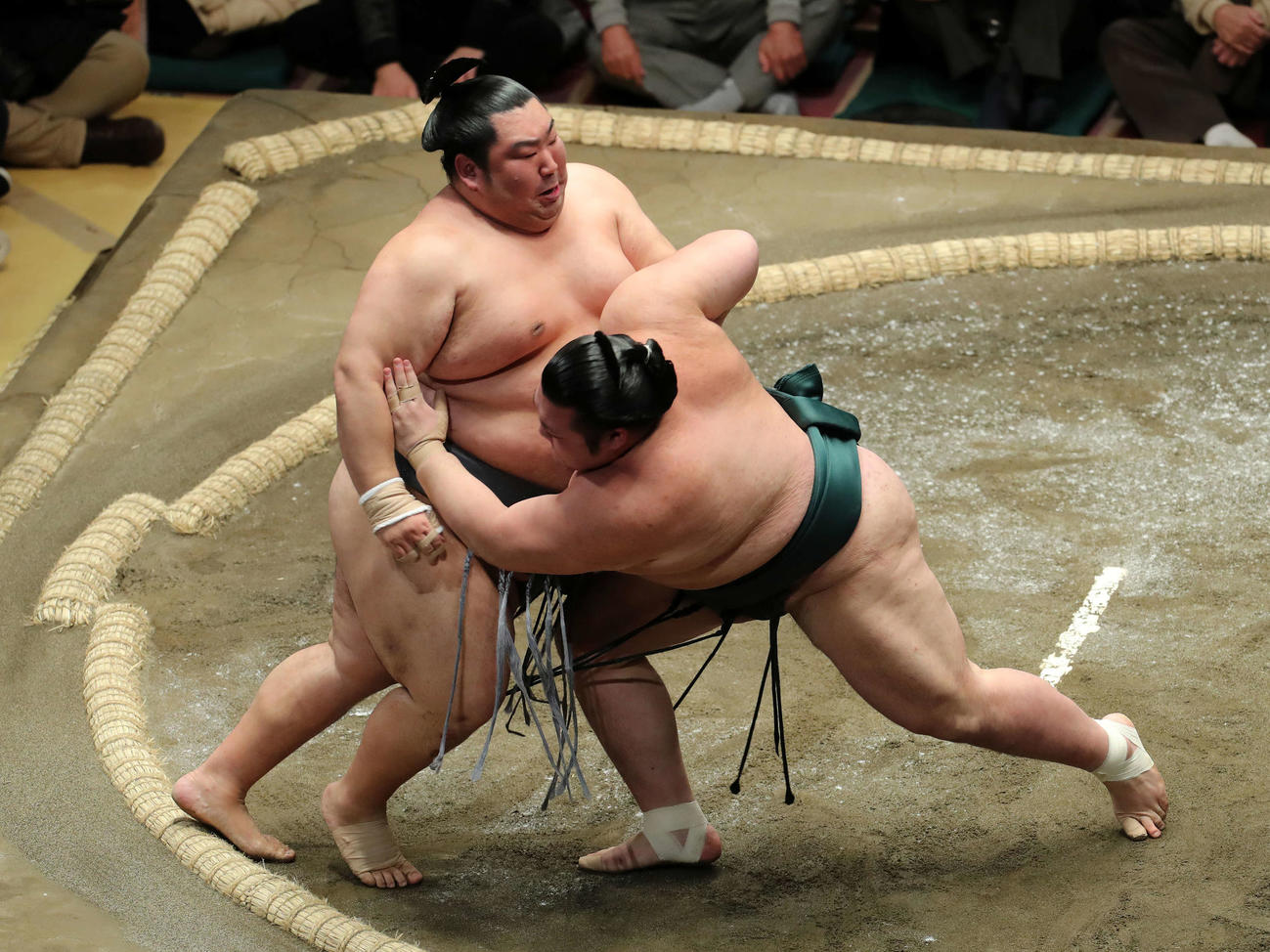 豊山（右）を突き落としで破る徳勝龍（撮影・鈴木正人）