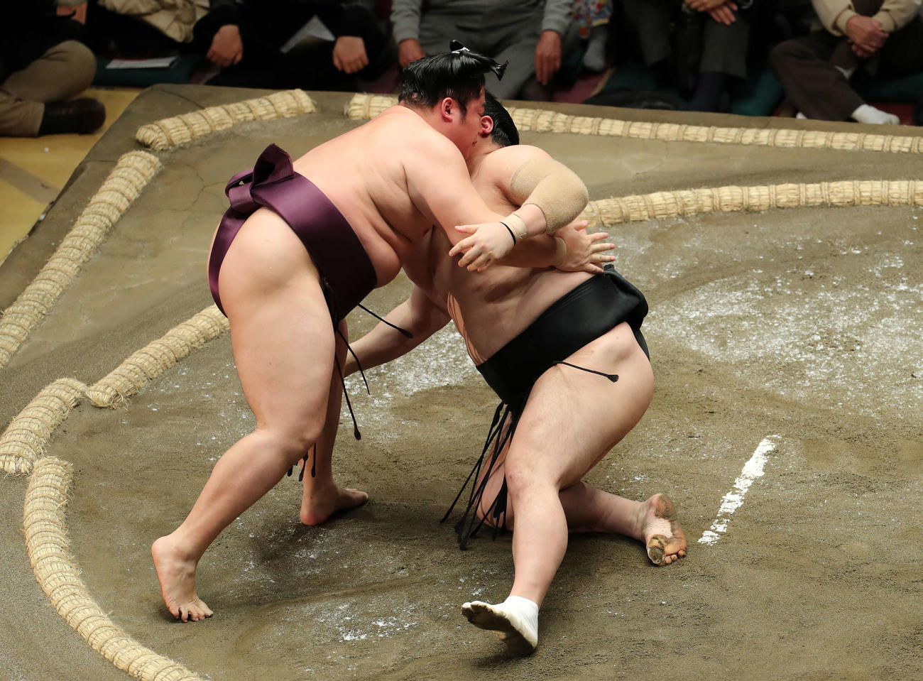 隠岐の海（右）を下手ひねりで破る遠藤（撮影・鈴木正人）
