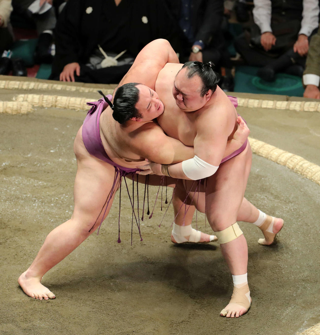 宝富士（右）を激しく攻める朝乃山（撮影・鈴木正人）