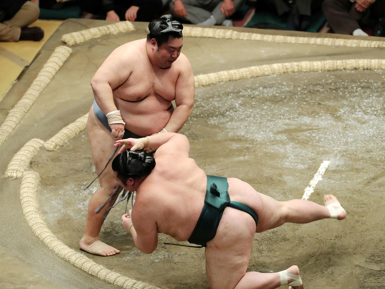 豊山（右）を突き落としで破る徳勝龍（撮影・鈴木正人）