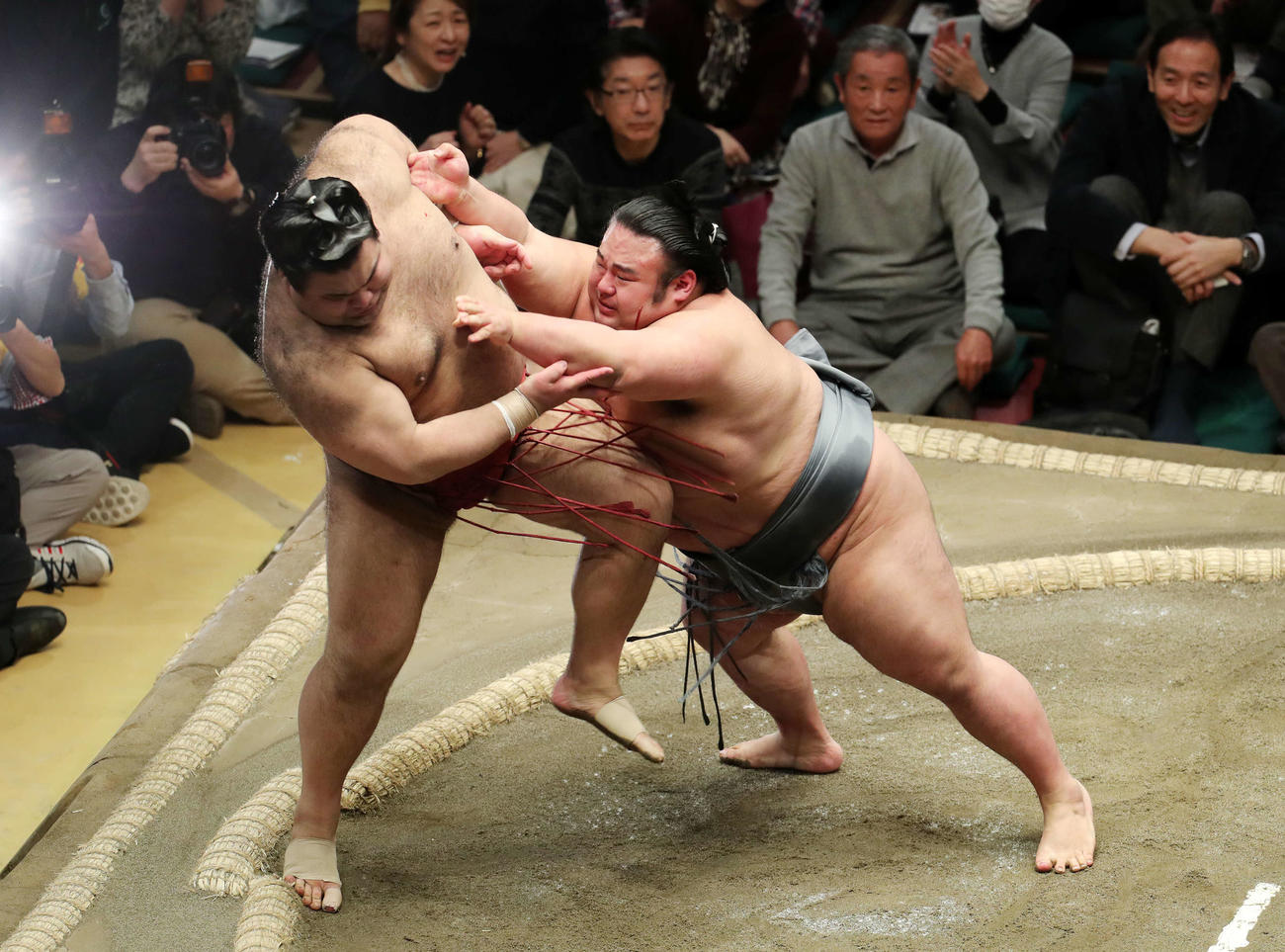 高安（左）を押し出しで破る貴景勝（撮影・鈴木正人）