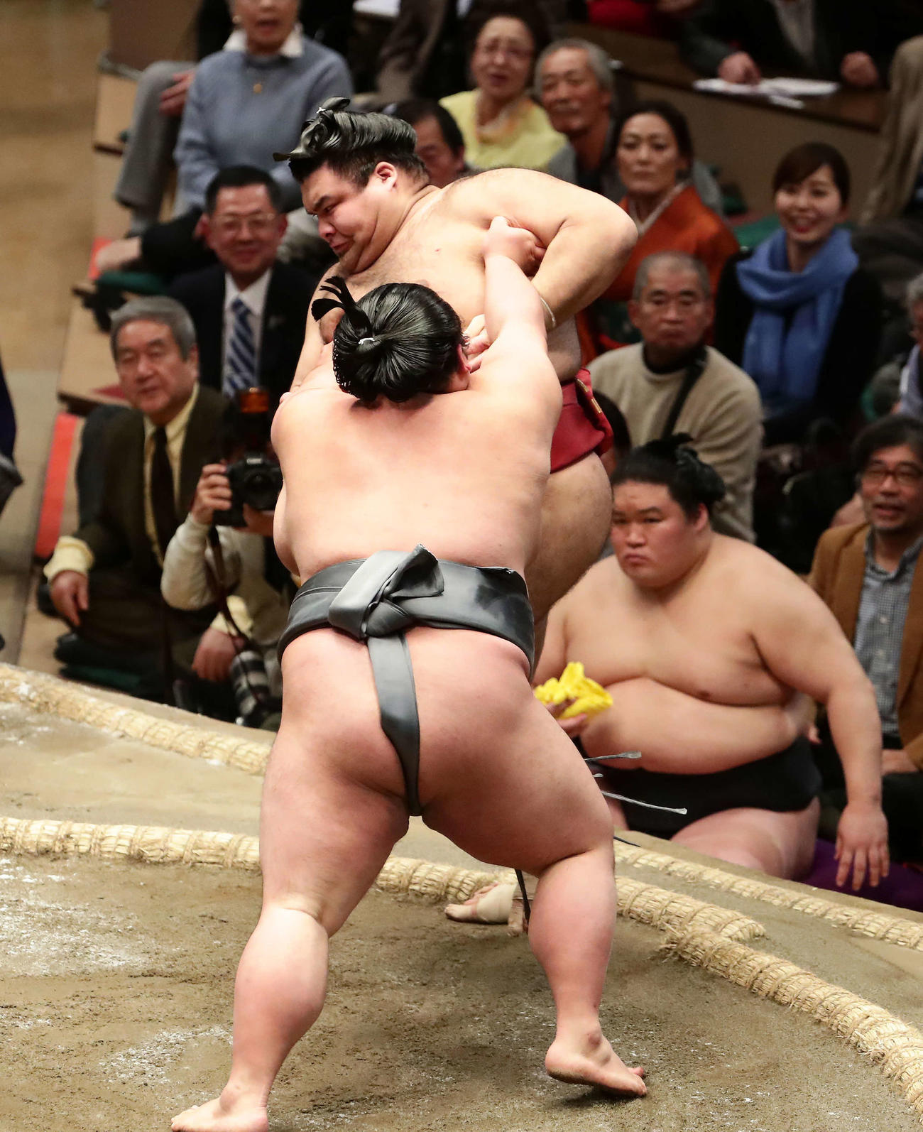 貴景勝に敗れた高安（奥）（撮影・丹羽敏通）