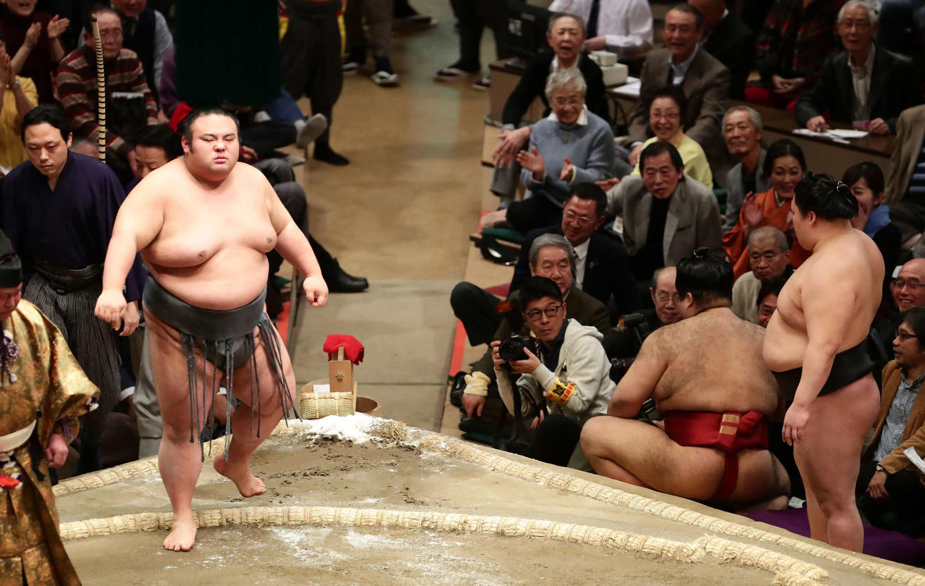 高安（奥）を破った貴景勝（左）（撮影・丹羽敏通）