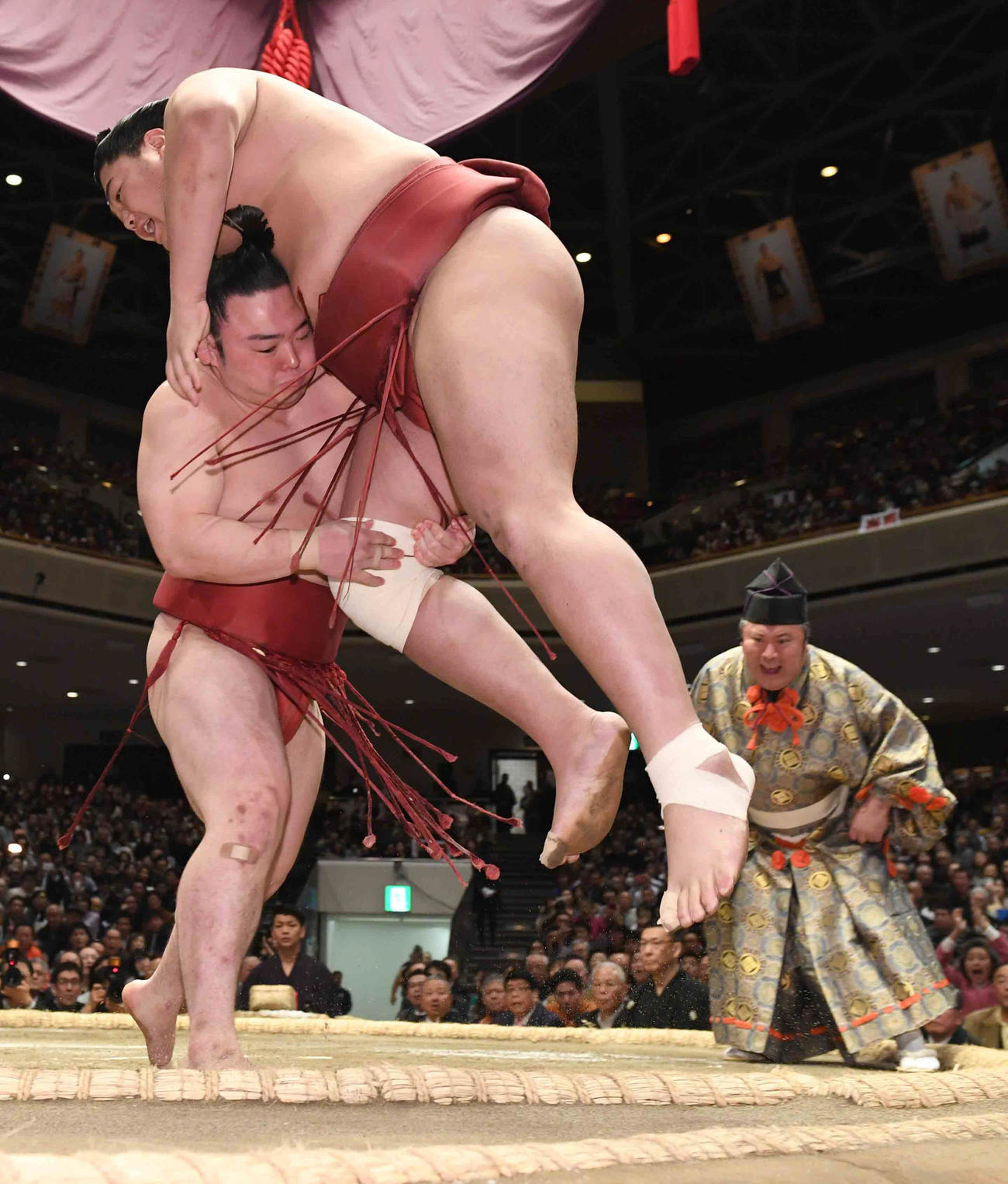 炎鵬（左）は阿炎の右足を狙い足取りで破る（撮影・小沢裕）