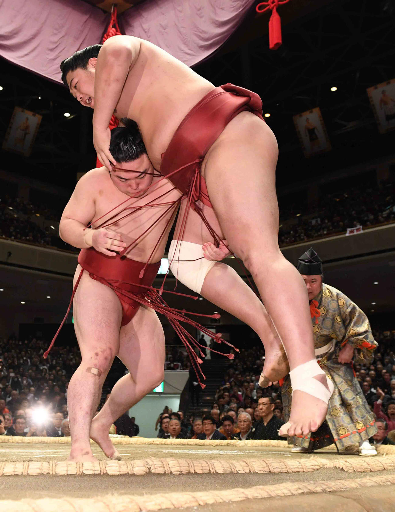 炎鵬（左）は阿炎の右足を狙い足取りで破る（撮影・小沢裕）