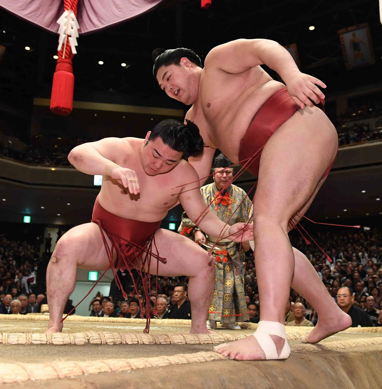炎鵬（左）は阿炎の右足を狙い足取りで破る（撮影・小沢裕）