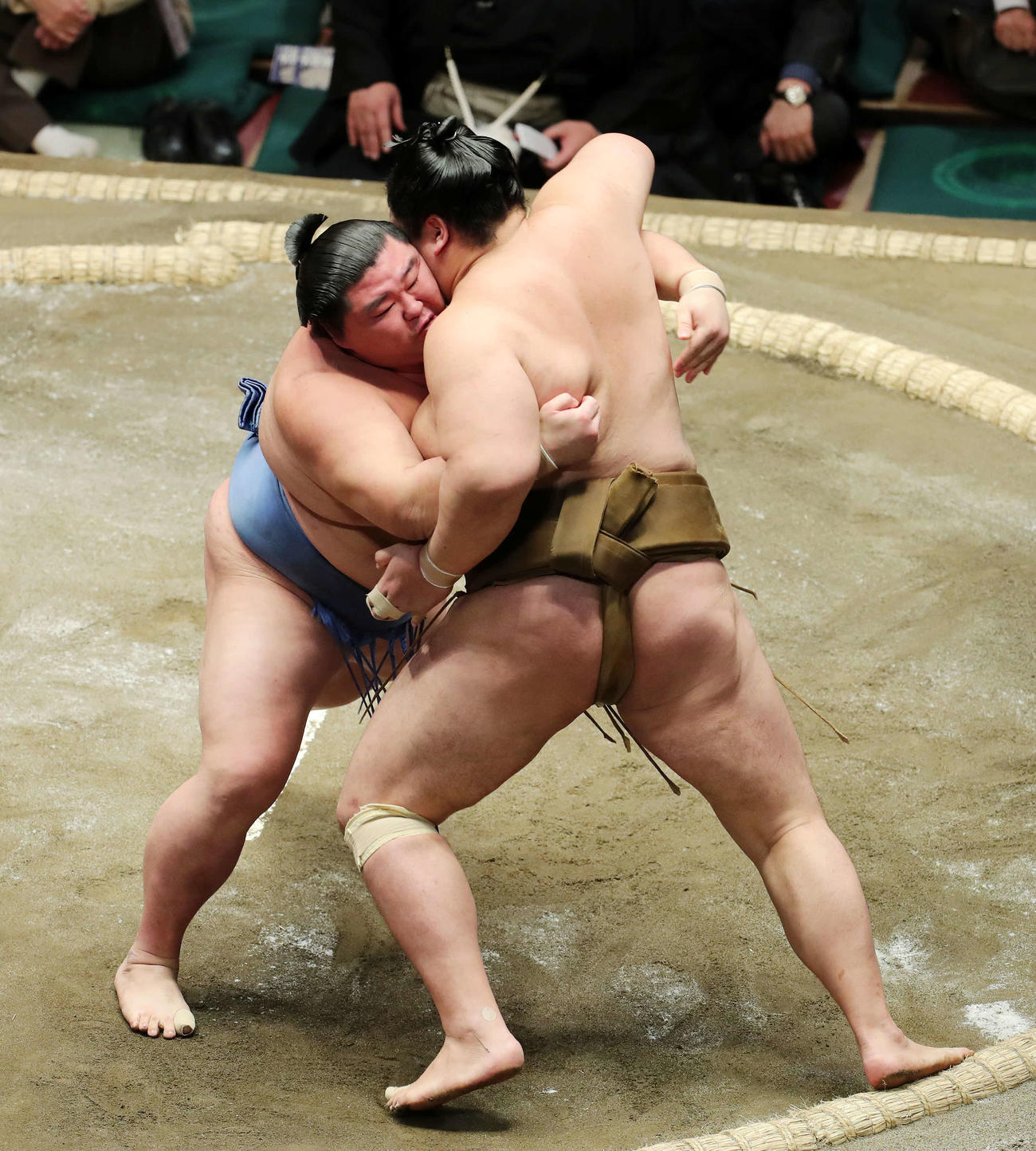 輝（右）を寄り切りで破る正代（撮影・鈴木正人）