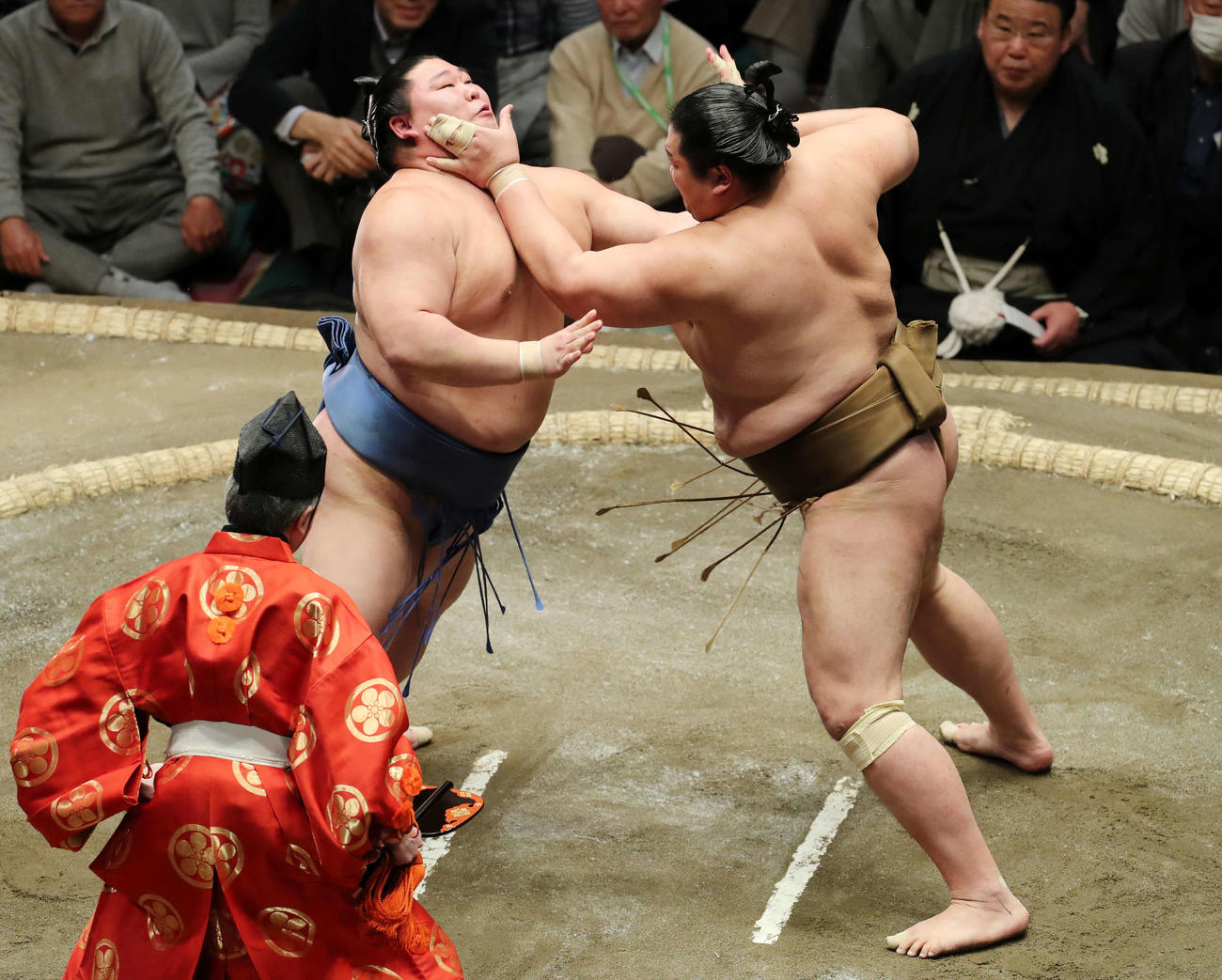 輝（右）の攻めを耐える正代（撮影・鈴木正人）