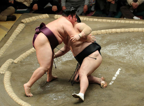 隠岐の海（右）を下手ひねりで破る遠藤（撮影・鈴木正人）
