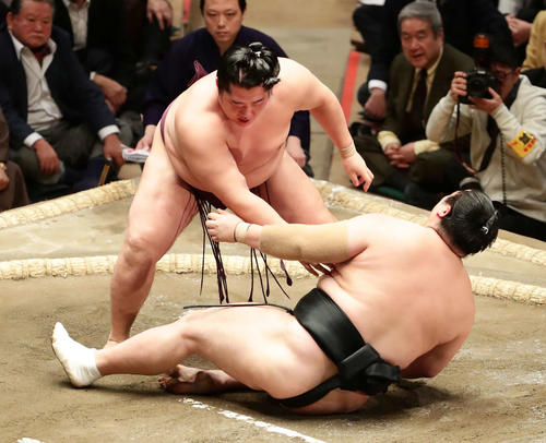 隠岐の海を破った遠藤（奥）（撮影・丹羽敏通）