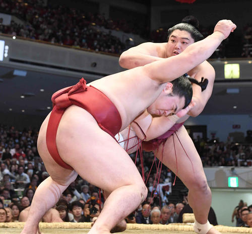 炎鵬（左）は立ち合いで阿炎の右に変化する（撮影・小沢裕）
