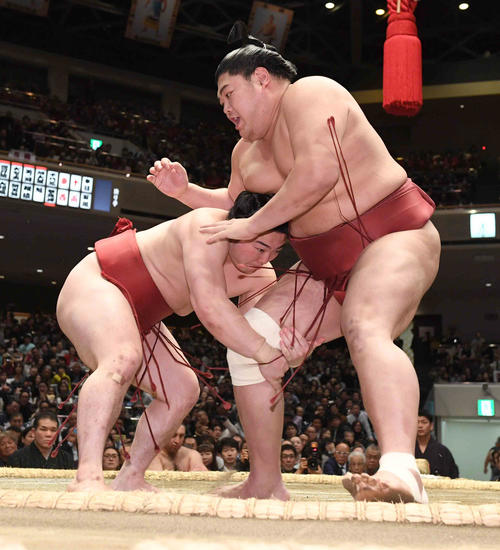 炎鵬（左）は阿炎の右足を狙い足取りで破る（撮影・小沢裕）
